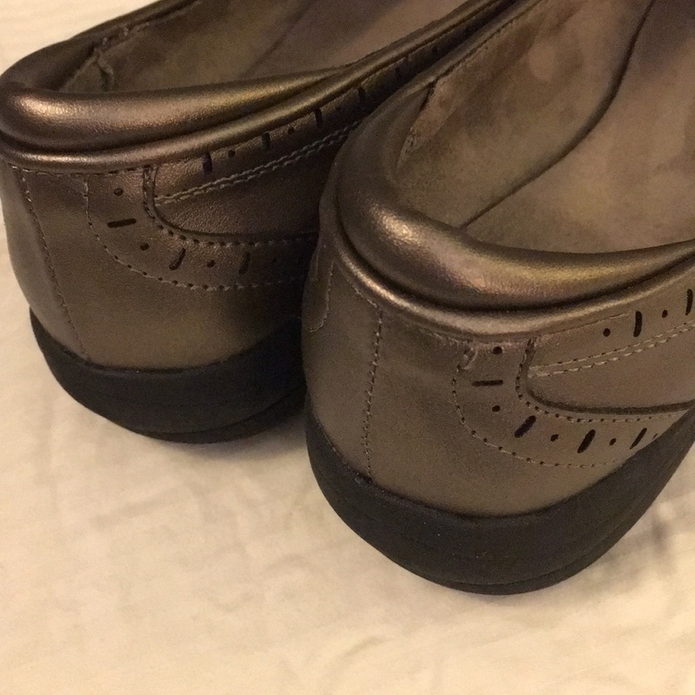 Basic Editions Metallic Colored Shoes - Picture 4 of 7